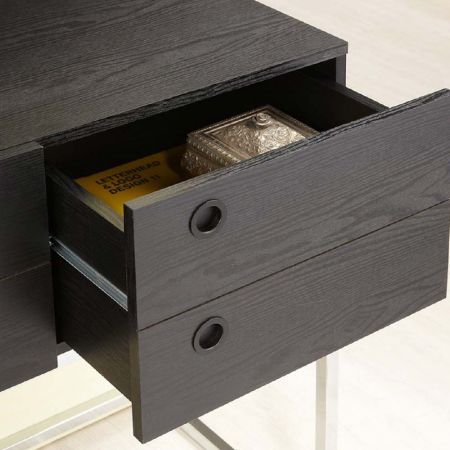 يمكن تعديل طول وعمق طاولة الكونسول حسب احتياجات العميل. يُسهّل استخدام أرجل حديدية بقياس ٢×٢ سم مع صفوف مكعبة تعديل المظهر العام.